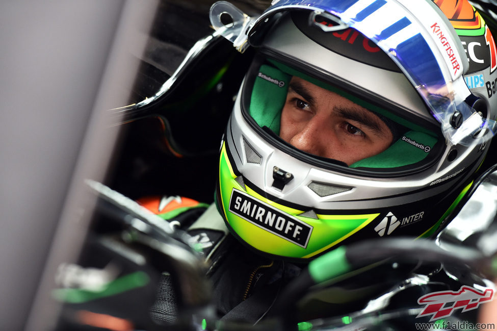 Sergio Pérez mantiene la concentración en el cockpit del coche