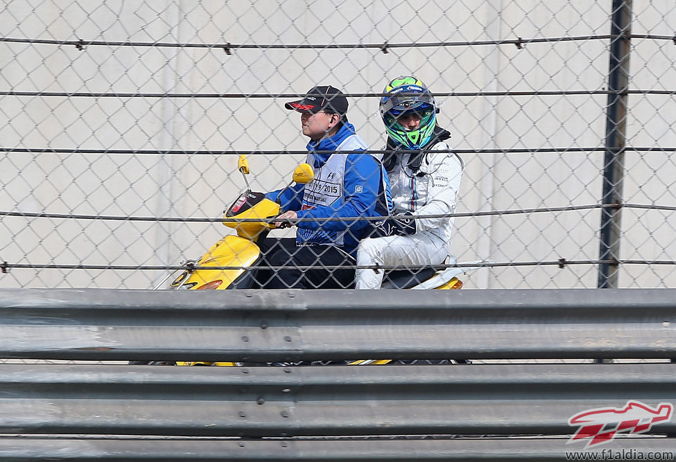 Felipe Massa regresa al box en la moto de uno de los comisarios