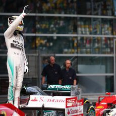 Hamilton saluda al público tras conseguir la pole position en China