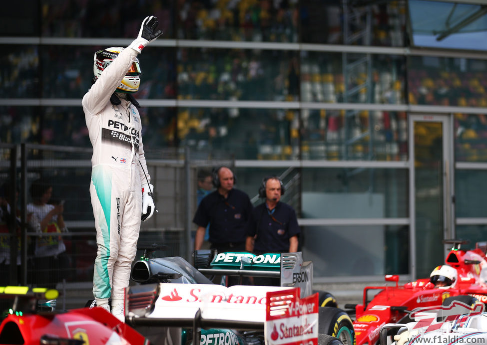 Hamilton saluda al público tras conseguir la pole position en China