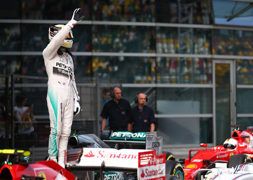 Hamilton saluda al público tras conseguir la pole position en China