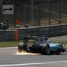 El monoplaza de Lewis Hamilton dejando una espectacular estela de chispas