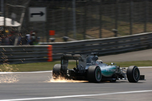 El monoplaza de Lewis Hamilton dejando una espectacular estela de chispas