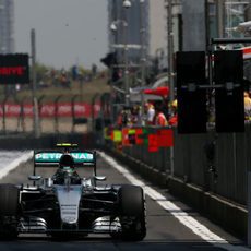 Nico Rosberg sale del pitlane en Shanghai