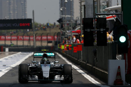 Nico Rosberg sale del pitlane en Shanghai