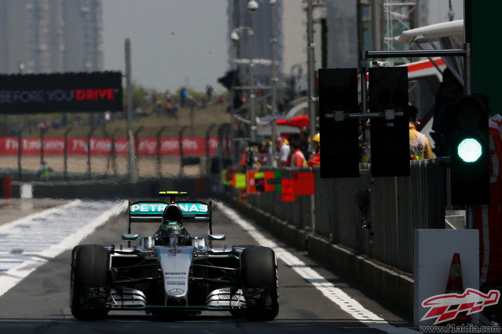 Nico Rosberg sale del pitlane en Shanghai