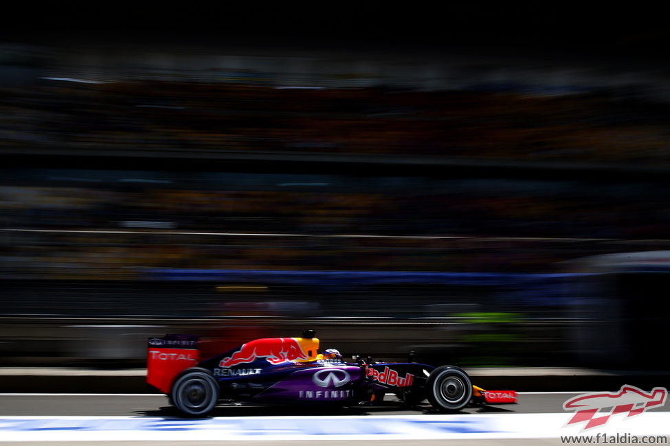 Daniel Ricciardo saliendo del box y rodando por el pitlane