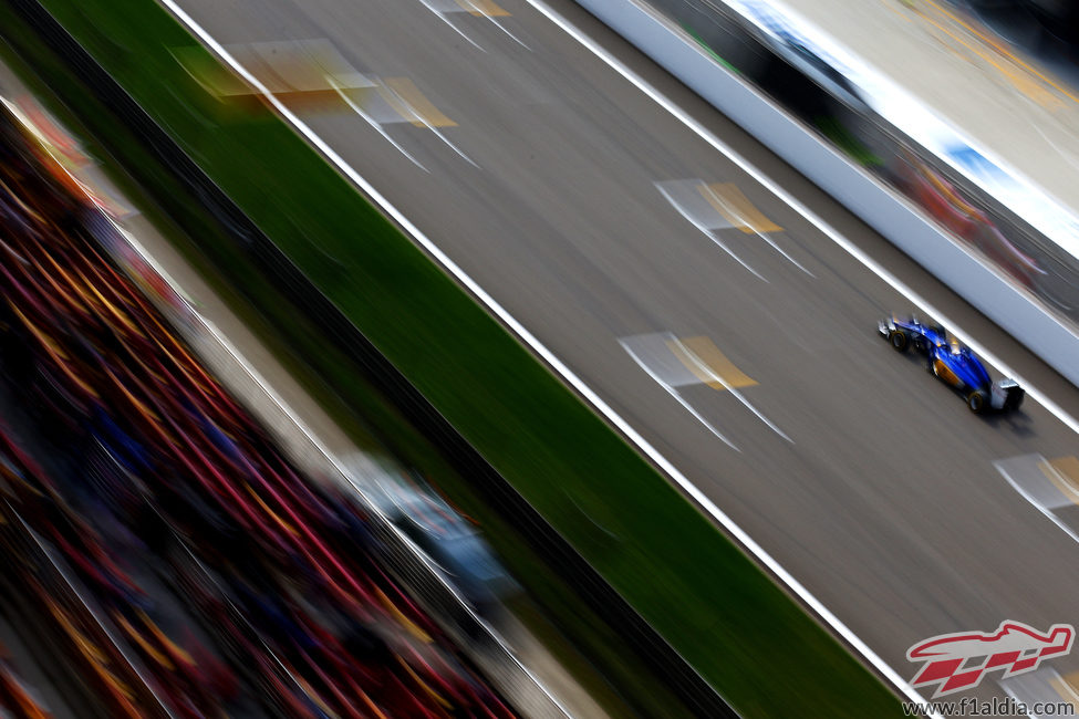 Marcus Ericsson en la recta principal del Circuito de Shanghai