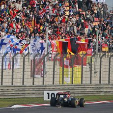 Romain Grosjean pasa junto a las gradas repletas de aficionados