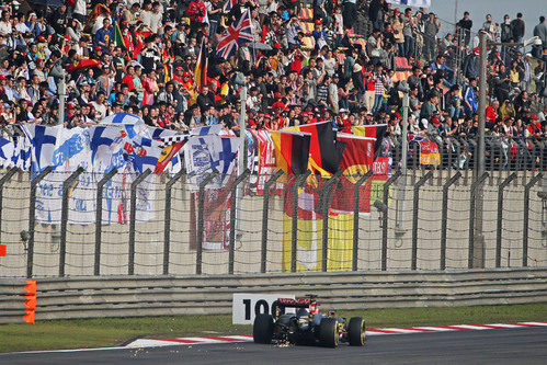 Romain Grosjean pasa junto a las gradas repletas de aficionados