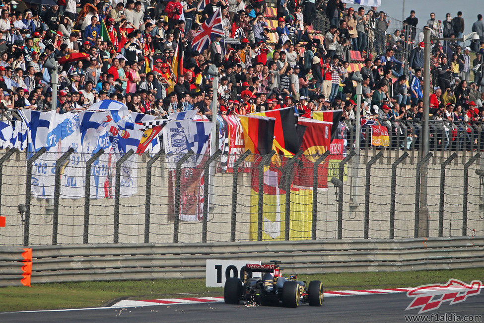 Romain Grosjean pasa junto a las gradas repletas de aficionados