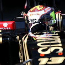 Primer plano de Pastor Maldonado peleando con su E23