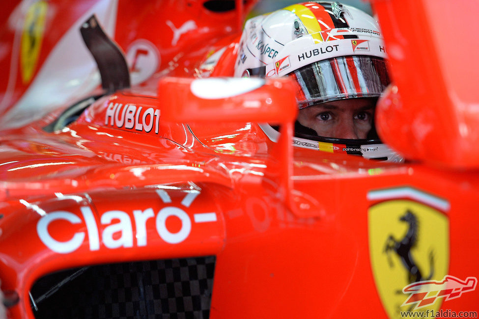 Sebastian Vettel concentrado momentos antes de salir a pista
