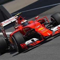 Kimi Räikkönen sale de boxes con el SF15-T