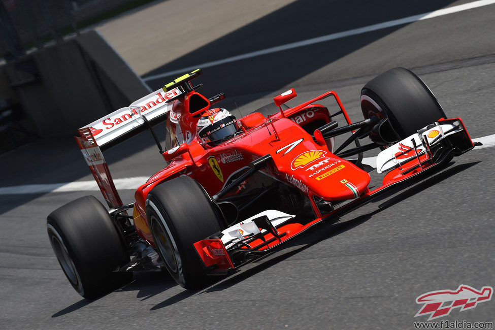 Kimi Räikkönen sale de boxes con el SF15-T