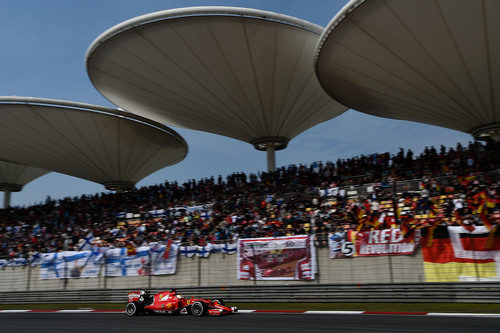 Sebastian Vettel animado por un gran número de banderas alemanas