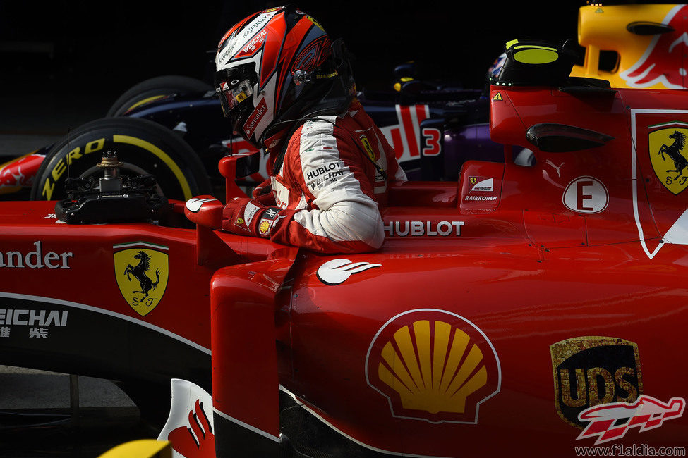 Kimi Räikkönen se baja del monoplaza tras la clasificación