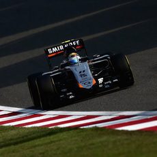 Sergio Pérez pasa a la Q2 del GP de China 2015