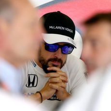 Fernando Alonso pensativo en el GP de China 2015