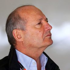 Ron Dennis vigila lo que sucede en la clasificación del GP de China 2015