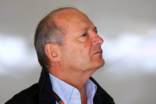 Ron Dennis vigila lo que sucede en la clasificación del GP de China 2015