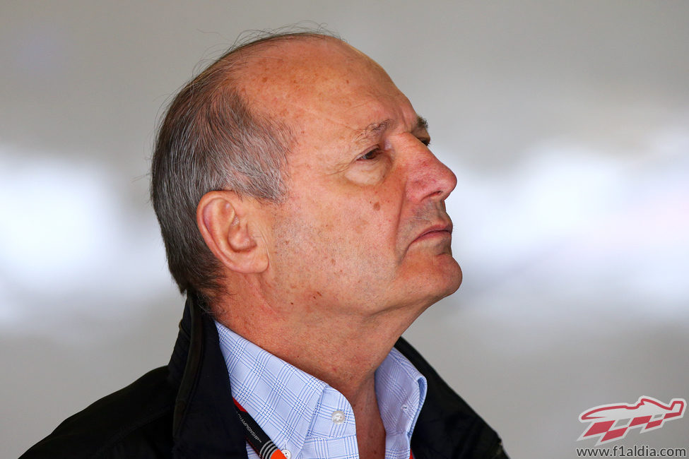 Ron Dennis vigila lo que sucede en la clasificación del GP de China 2015