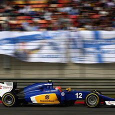 Felipe Nasr rueda con el neumático 'option'