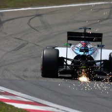 Saltan chispas del fondo plano FW36 de Felipe Massa