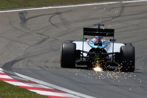Saltan chispas del fondo plano FW36 de Felipe Massa