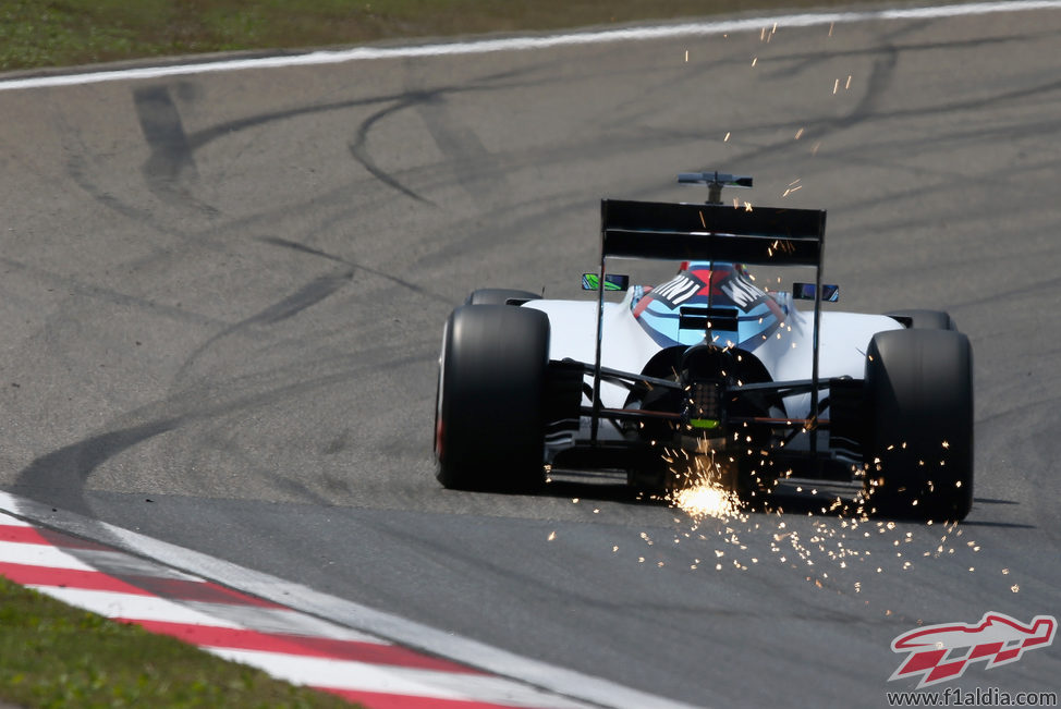 Saltan chispas del fondo plano FW36 de Felipe Massa
