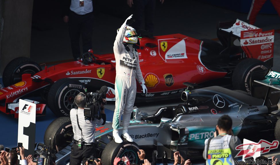 Lewis Hamilton vence con contundencia en China