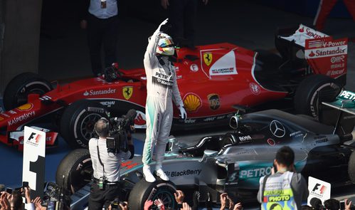Lewis Hamilton vence con contundencia en China
