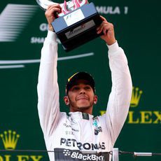 Hamilton alza el trofeo de ganador del GP de China 2015