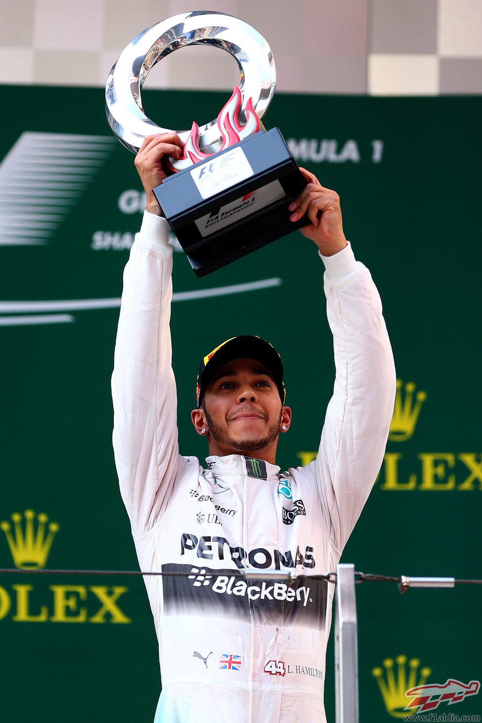 Hamilton alza el trofeo de ganador del GP de China 2015