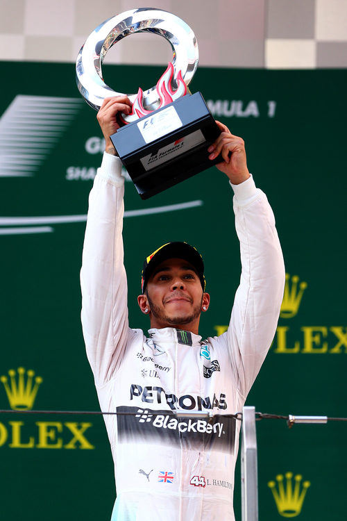 Hamilton alza el trofeo de ganador del GP de China 2015