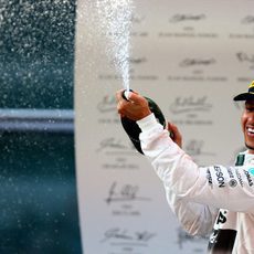 Hamilton descorcha el champán en el podio de Shanghai