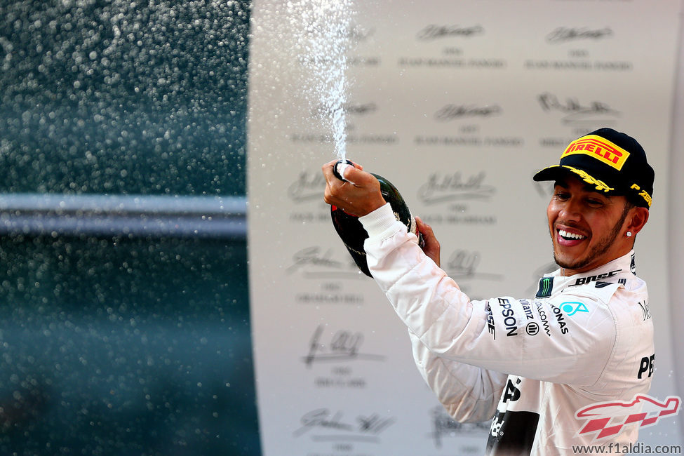 Hamilton descorcha el champán en el podio de Shanghai