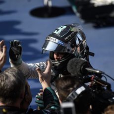 Nico Rosberg celebra con su equipo la segunda plaza