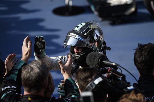 Nico Rosberg celebra con su equipo la segunda plaza