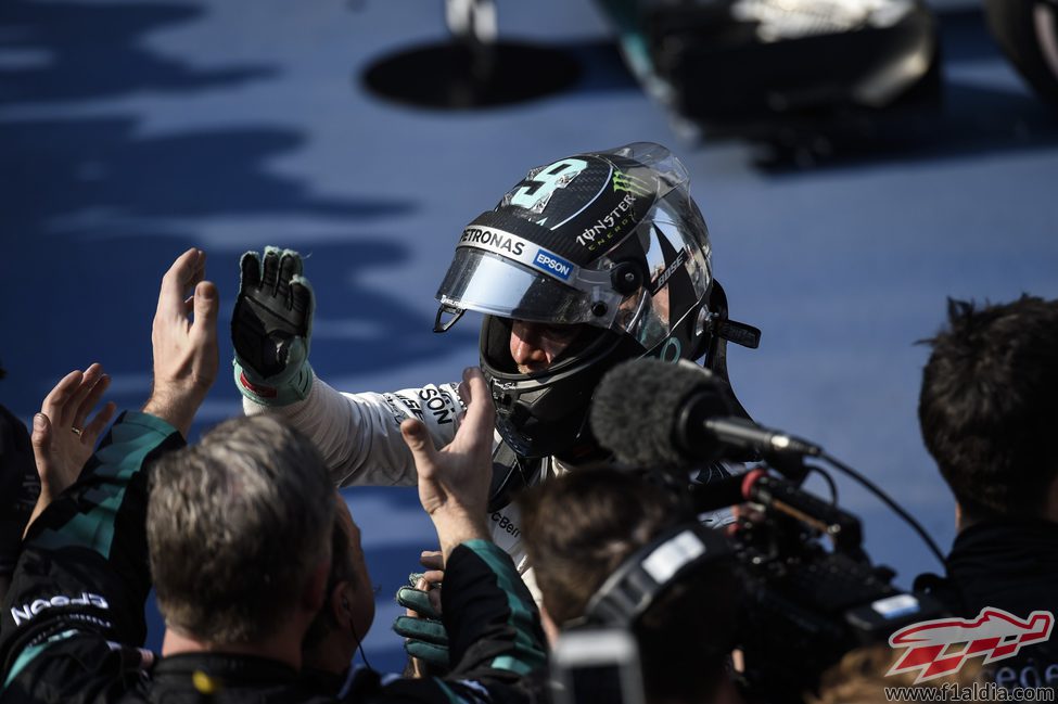 Nico Rosberg celebra con su equipo la segunda plaza