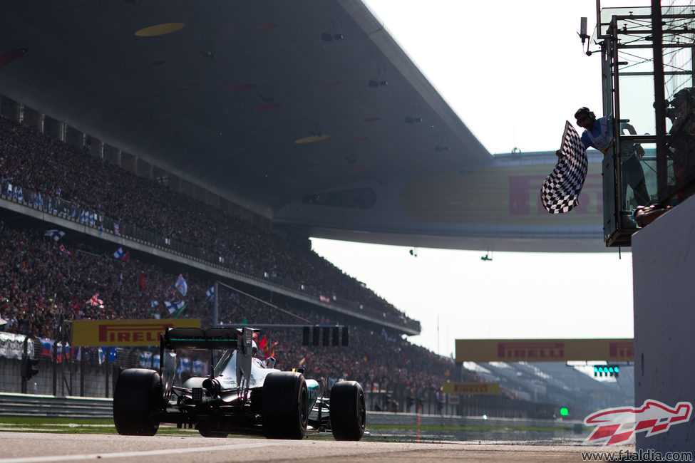 Lewis Hamilton cruza la meta en Shanghai