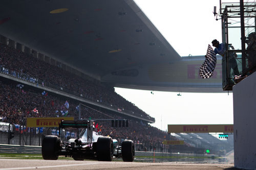 Lewis Hamilton cruza la meta en Shanghai