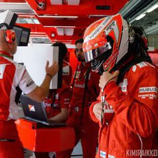 Kimi Räikkönen se prepara para dispuatar la carrera de china