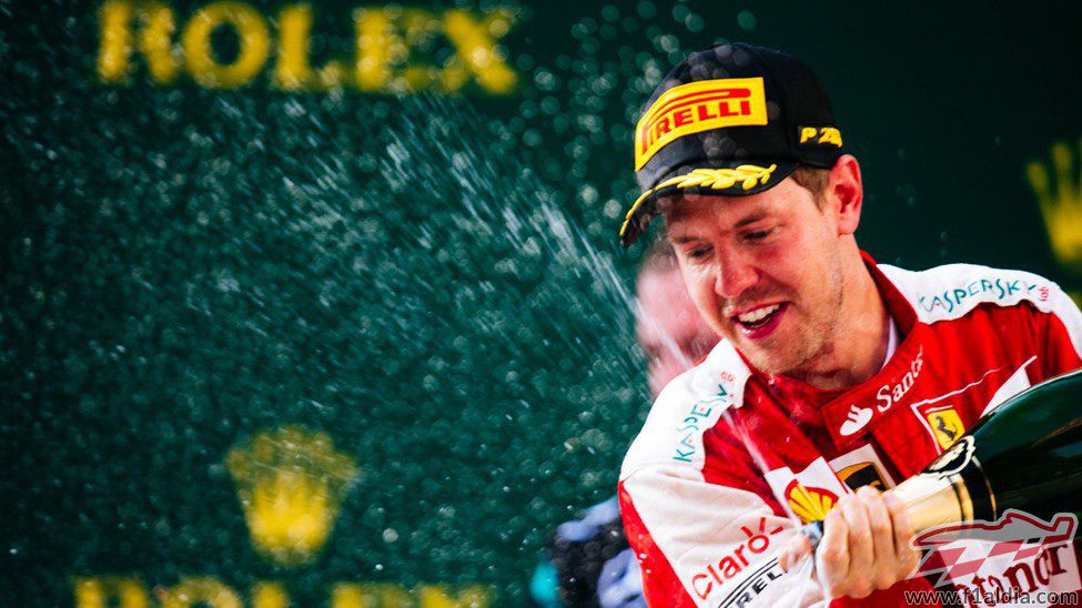 Sebastian Vettel celebra su gran carrera subiendo al podio