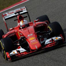 Sebatian Vettel intenta dar caza a los Mercedes en pista