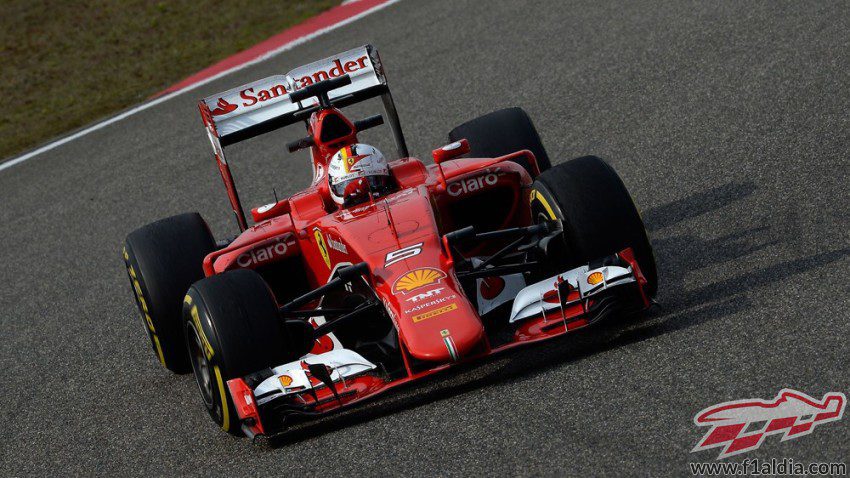 Sebatian Vettel intenta dar caza a los Mercedes en pista