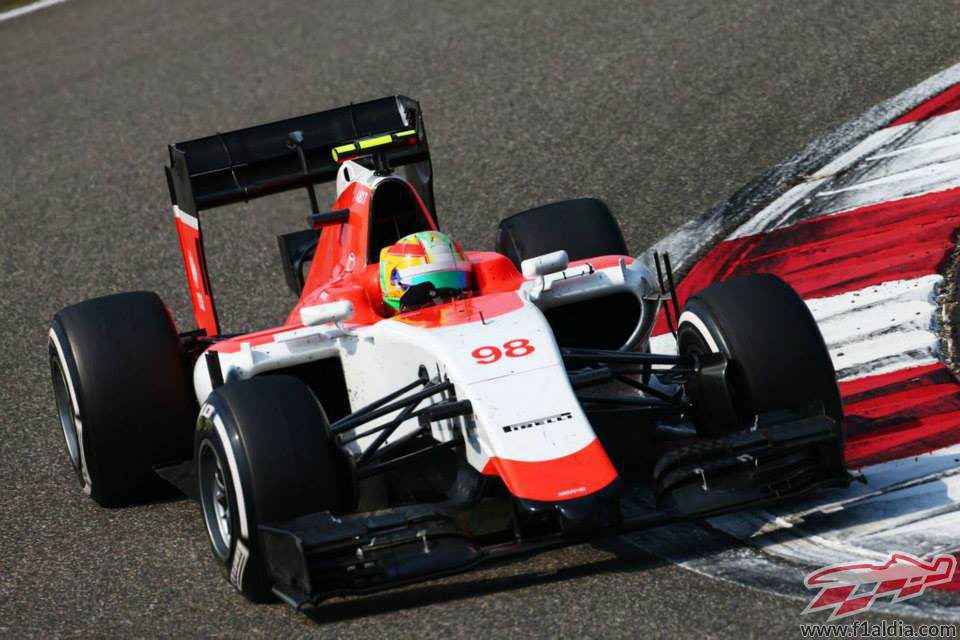 Roberto Merhi subiéndose a los pianos de Shanghái