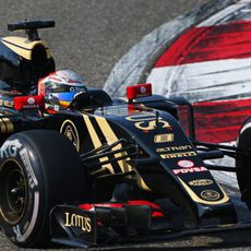 Romain Grosjean tomando una curva en el Circuito Internacional de Shanghai