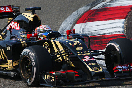 Romain Grosjean tomando una curva en el Circuito Internacional de Shanghai