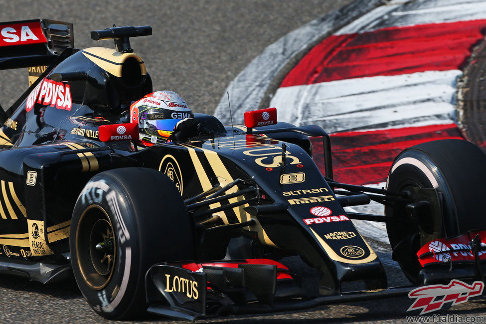 Romain Grosjean tomando una curva en el Circuito Internacional de Shanghai